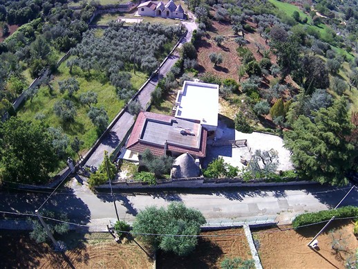 Villetta Con Trullo e Deposito in Zona Collinare